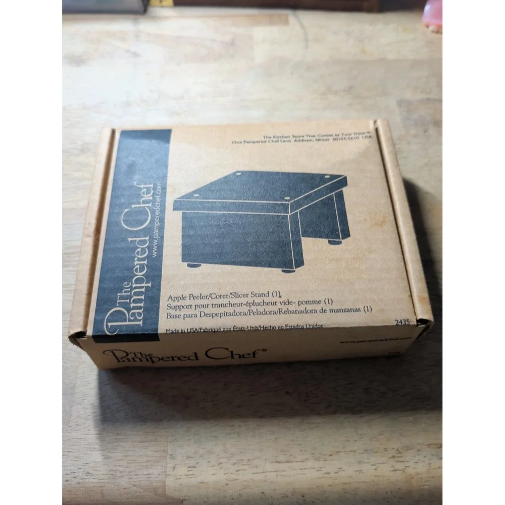 Brand New The Pampered Chef Apple Peeler Corer Slicer Wooden Stand 2435